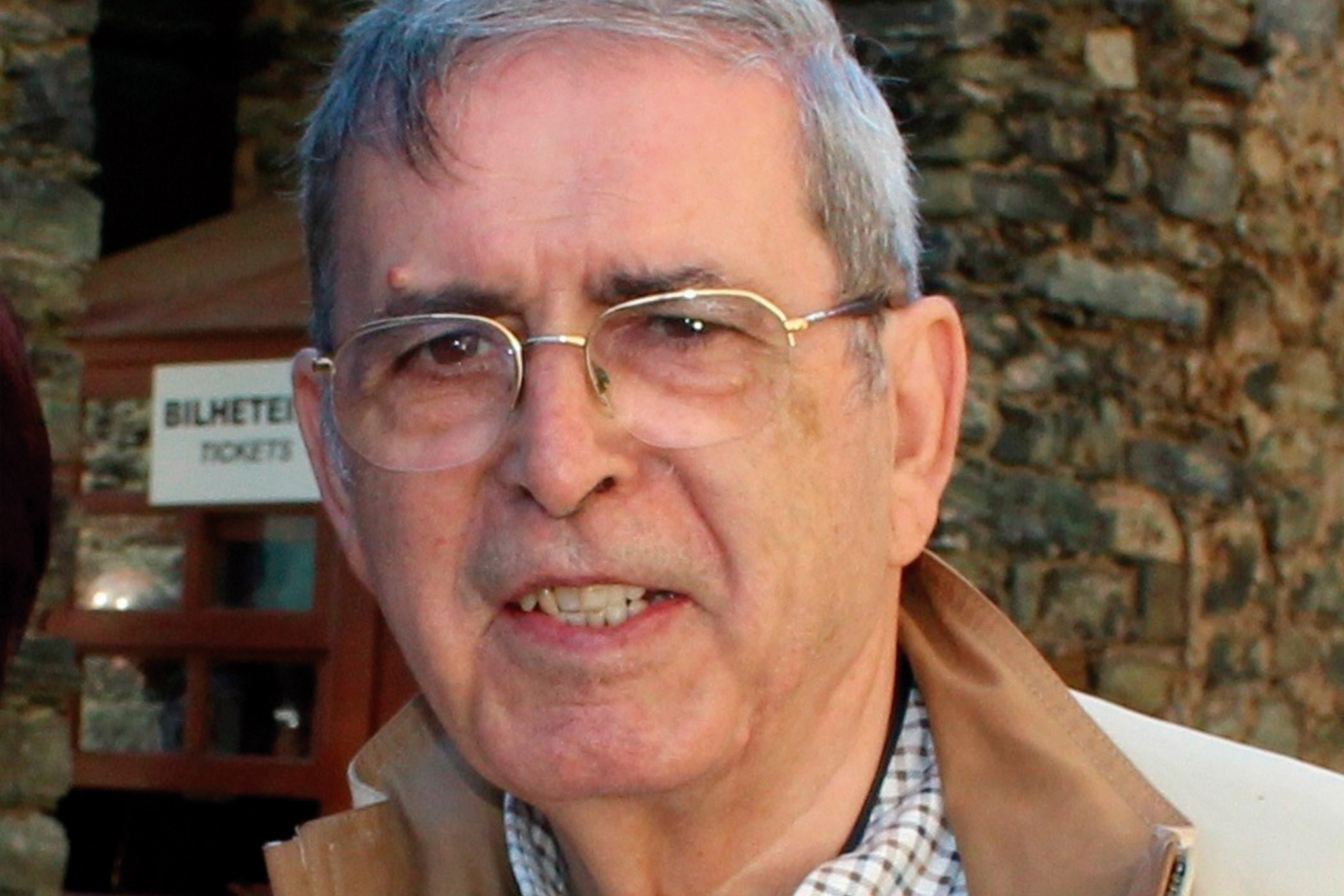 PIRES CABRAL DISTINGUIDO COM DOIS PRÉMIOS DE POESIA COM O LIVRO NA MORTE DE ERATO